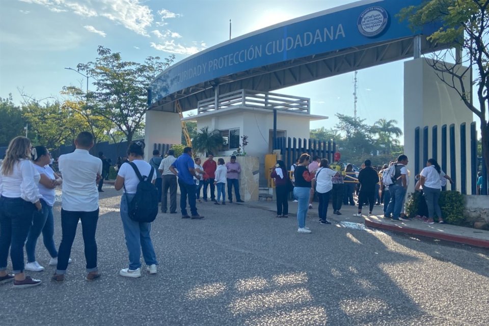 Los 16 trabajadores de la Policía secuestrados por un grupo del crimen organizado en Chiapas fueron liberados y se reunieron con familiares.