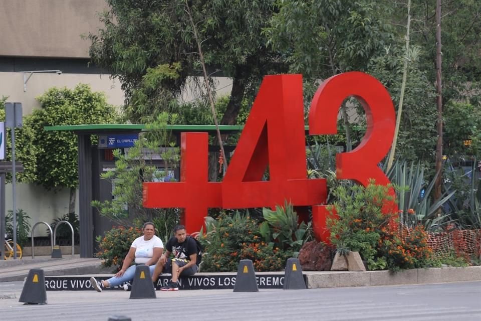 Un número 43 en color rojo conmemora a los estudiantes de Ayotzinapa.