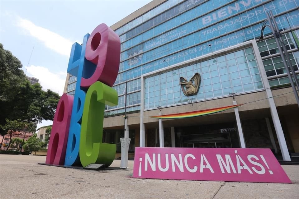 Un inmenso número 49 conmemora a las víctimas de la Guardería ABC, frente a las oficinas del Instituto Mexicano del Seguro Social.