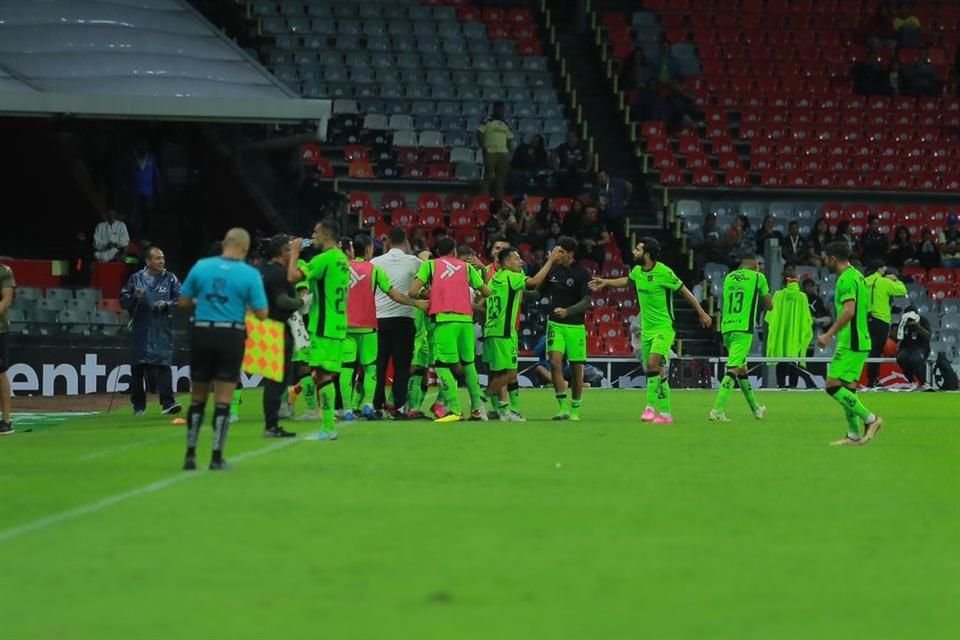 Todo el equipo fronterizo celebró la victoria en el Estadio Azteca.