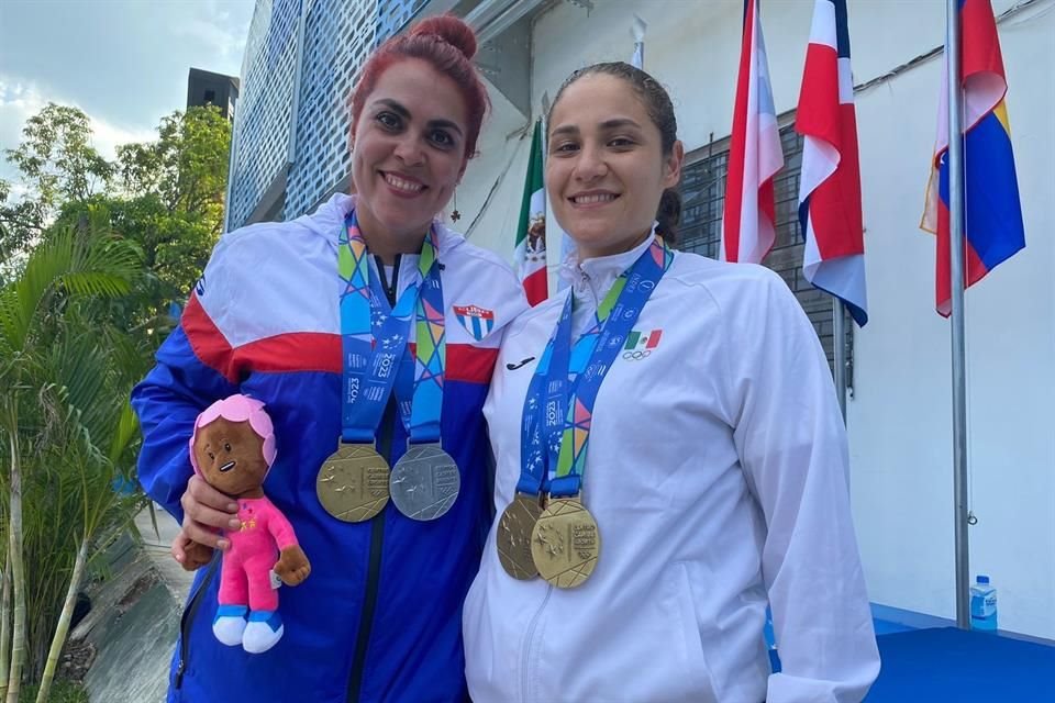 La cubana Laina Pérez (izq.) y la mexicana Alejandra Cervantes posan con sus medallas, en los Juegos Centroamericanos.