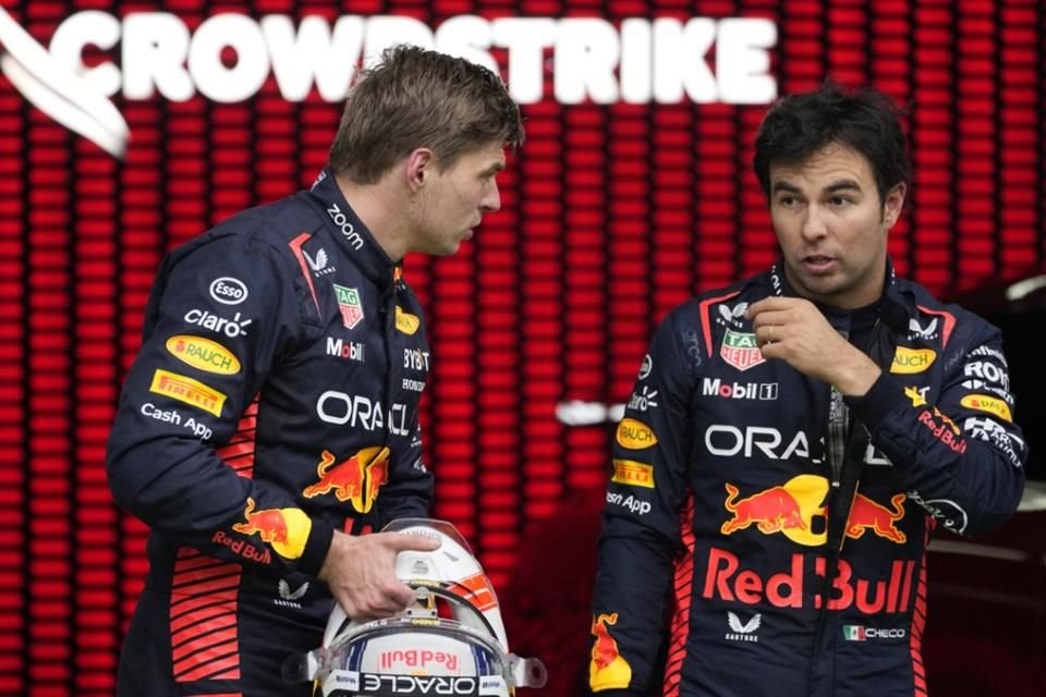 Durante varios minutos Max y Checo discutieron tras la Sprint Race.