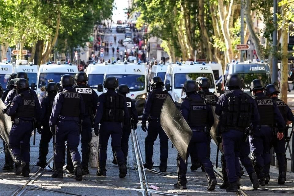 Oficiales de policía caminan durante una manifestación contra la policía en Marsella.