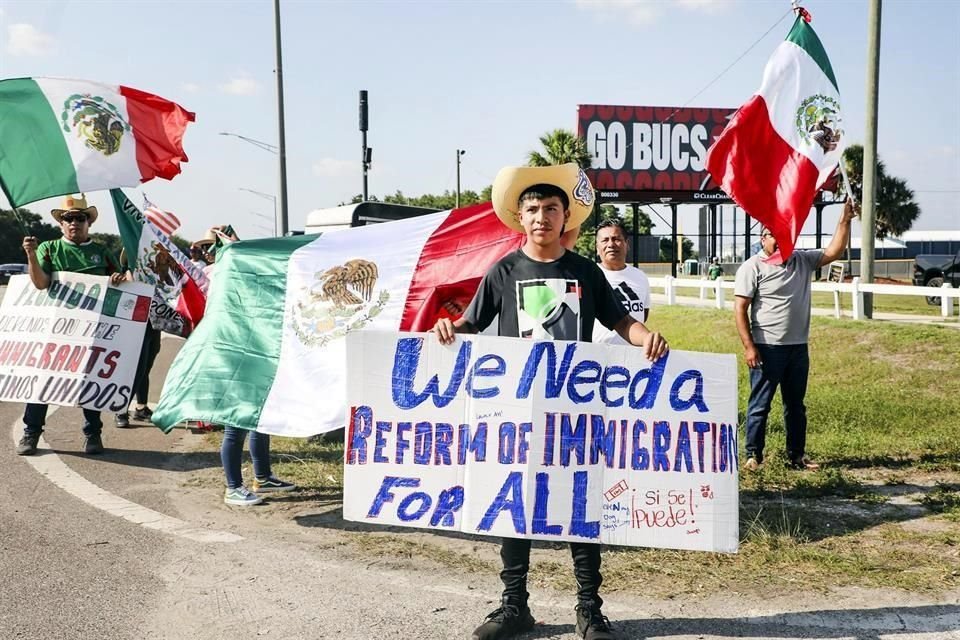 José Hernández, de 15 años, de Lakeland, se une a una manifestación en Tampa, Florida, para protestar contra la SB 1718, las leyes contra la migración.