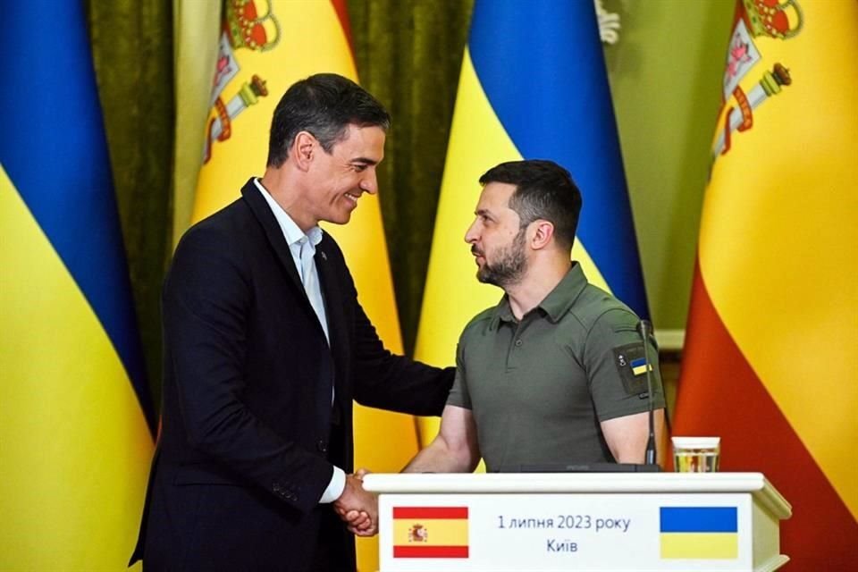 El Presidente de Ucrania, Volodymyr Zelensky, le da la mano a su par español, Pedro Sánchez (L), durante una conferencia de prensa conjunta.