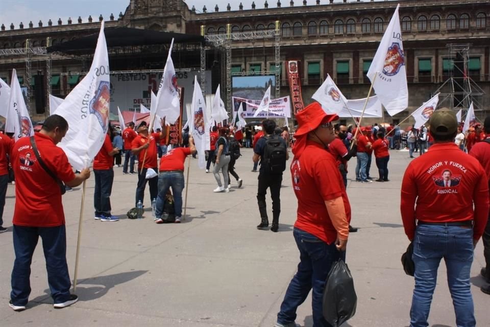 Mineros apartaron lugares en el AMLO Fest.