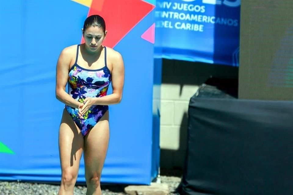 Carolina Mendoza se quedó con la presea plateada con puntuación total de 243.80 en el trampolín de 1 metro.