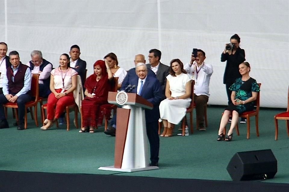 El Presidente López Obrador estuvo acompañado por su Gabinete y Gobernadores morenistas.