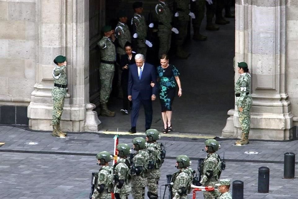 Después de las 17:00 horas, el Mandatario federal salió de Palacio Nacional junto con su esposa, la escritora Beatriz Gutiérrez.