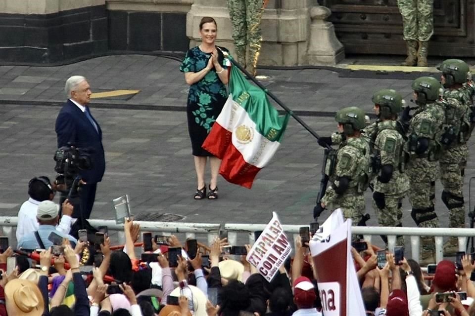 Tras hacer honores a la Bandera, el tabasqueño se dirigió al templete.