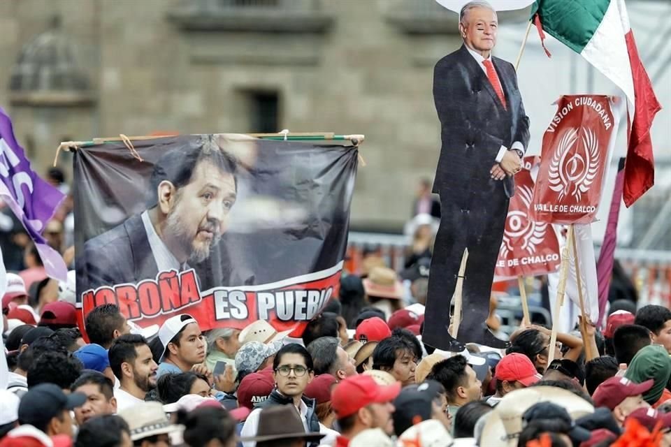 Hasta la foto del aspirante petista Gerardo Fernández Noroña destacó entre el público.