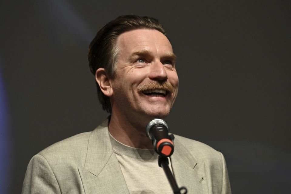 El actor Ewan McGregor recibió el Premio Honorario del Presidente en la apertura del Festival de Karlovy Vary, en República Checa.