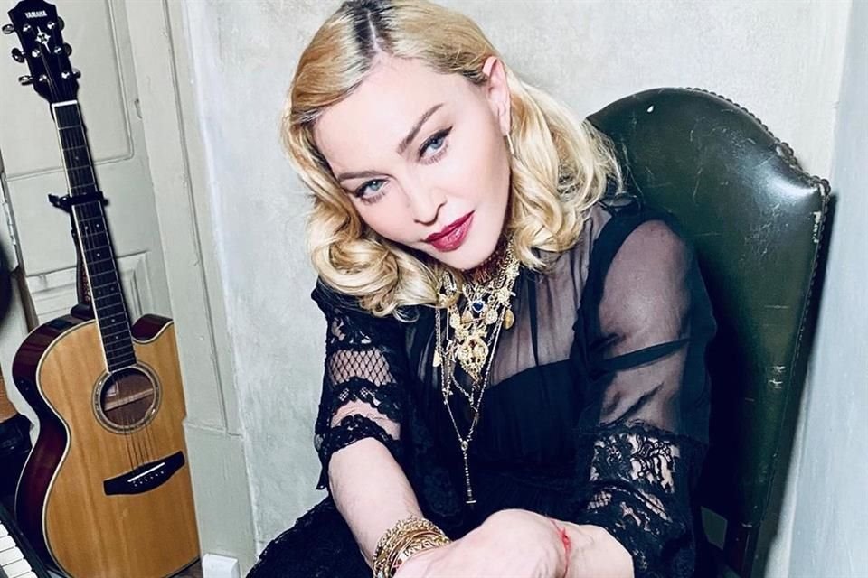 Fuentes cercanas a Madonna aseguran que la cantante puso en riesgo su salud por querer competir con cantantes más jóvenes como Taylor Swift.