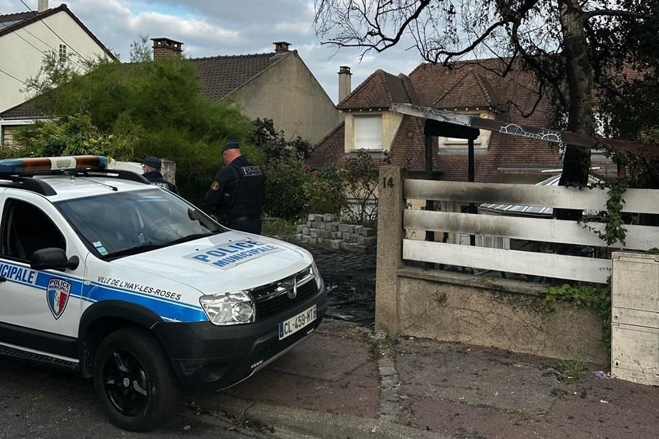 Un oficial de policía afuera de la casa dañada del Alcalde Vincent Jeanbrun.