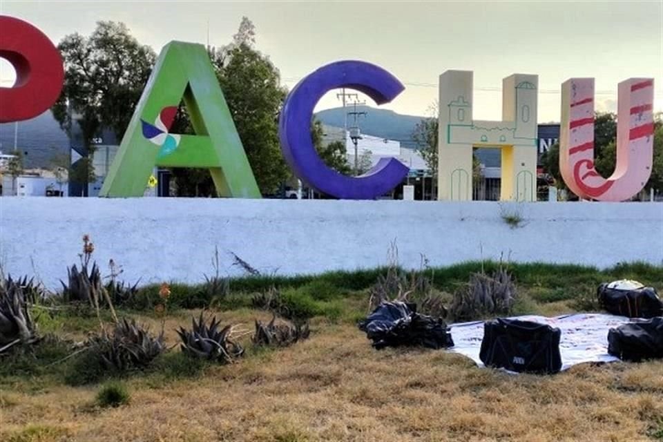 Los cuerpos de las dos víctimas desmembradas fueron distribuidos en seis bolsas de plástico, que luego abandonaron debajo de las letras de la ciudad Pachuca, Hidalgo.