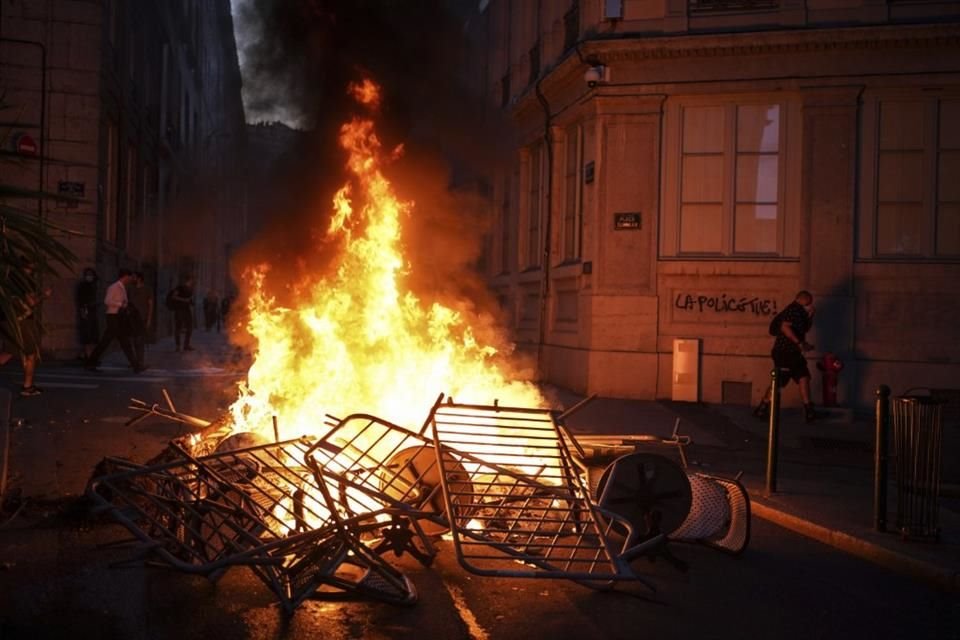 La firma Celine canceló su desfile en la Semana de la Moda Masculina de París por protestas en Francia.