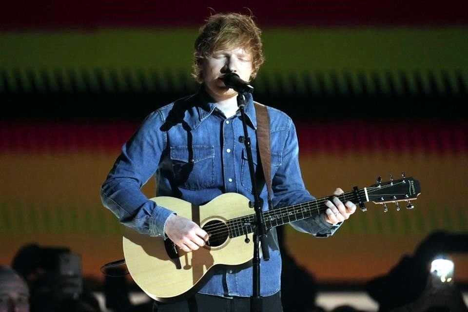 Antes de su concierto en Boston, Ed Sheeran sorprendió a un grupo de jóvenes y niños músicos en un mini recital comunitario.