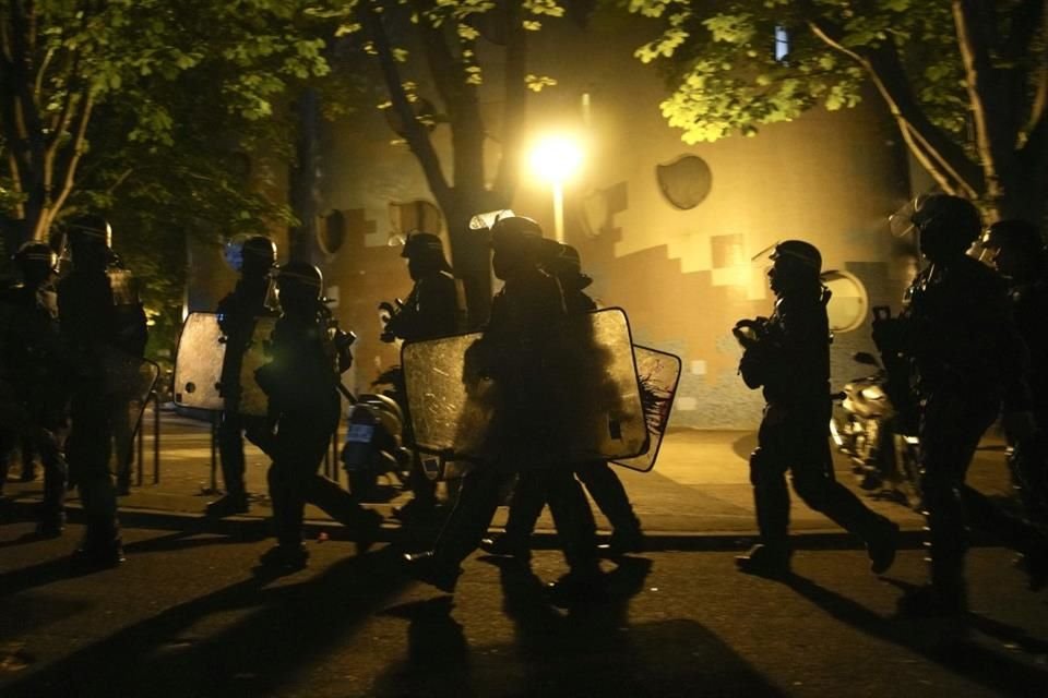 Policías durante una protesta en Nanterre, Francia, el 1 de julio.