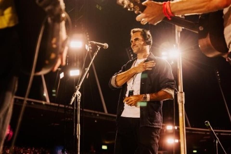 El tenista Roger Federer fue invitado por Coldplay a subir al escenario para interpretar el tema 'Adventure of a Lifetime'.