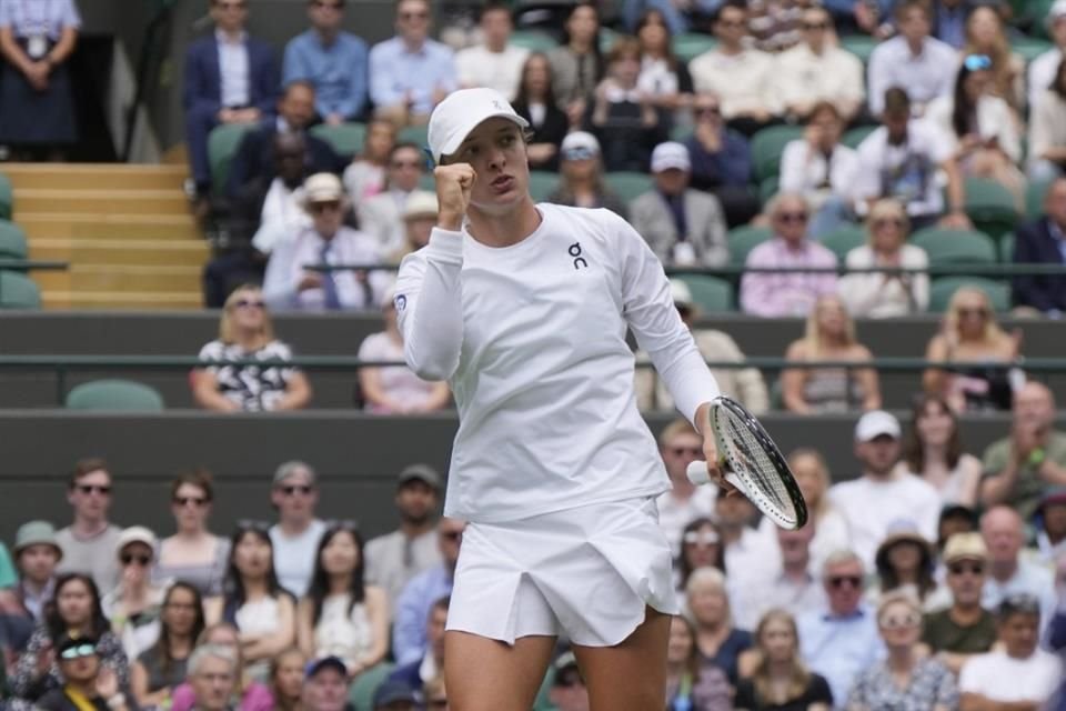 Iga Swiatek, número uno del mundo, sorteó sin problemas su primer obstáculo en Wimbledon, tras derrotar 6-1 y 6-3 a la china Zhu Lina.