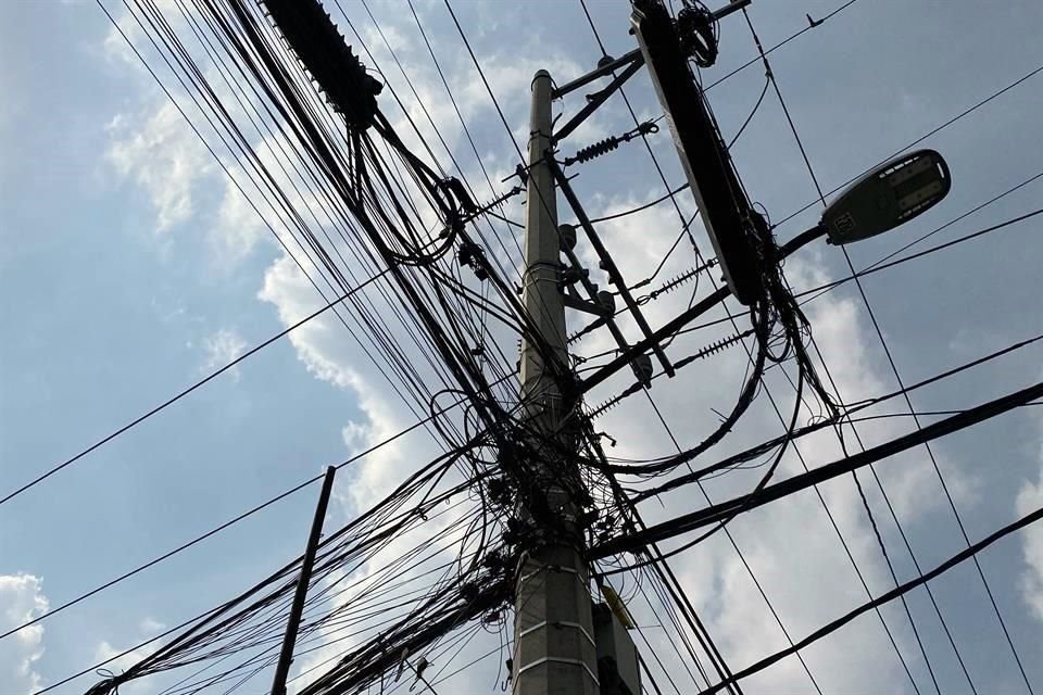 Representantes de la industria de Telecomunicaciones y el Gobierno de CDMX firmaron convenio para colaborar en retiro de cableado en desuso.