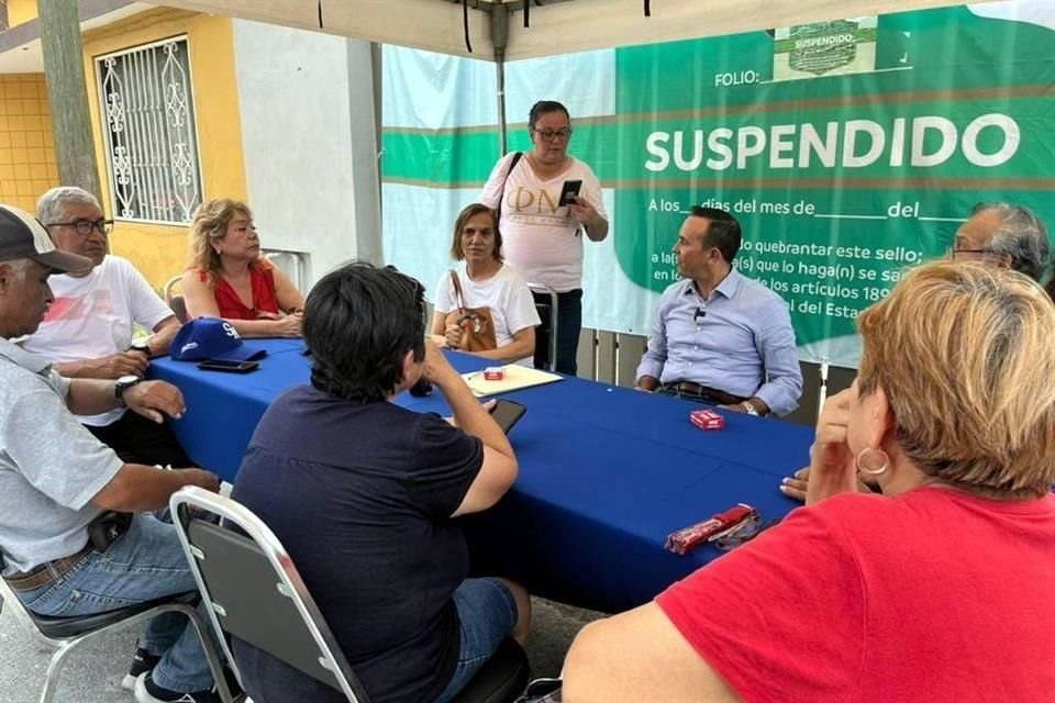 El Diputado local albiazul Carlos de la Fuente colocó un toldo para atender a las personas afuera de su oficina de enlace.