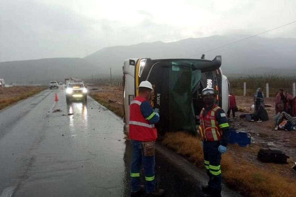 El camión se volteó  a la altura de la comunidad de Rocamontes, en el Kilómetro 264 de la Carretera Federal 54.