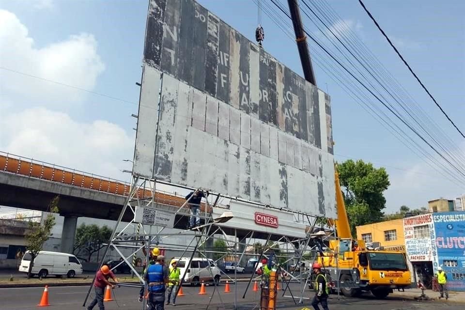 Dos espectaculares ilegales que se encontraban sobre azoteas fueron retirados este lunes.