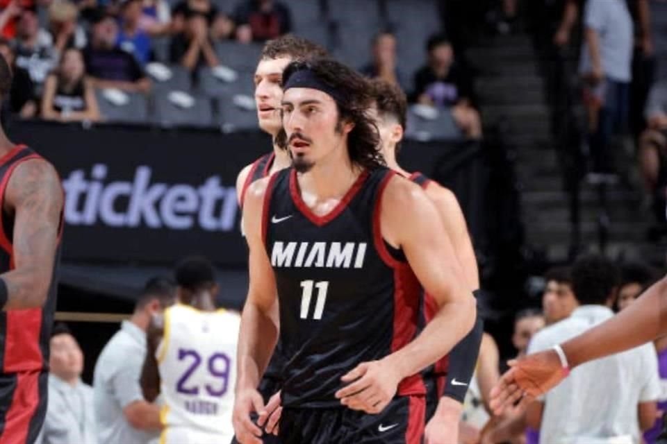 El mexicano Jaime Jáquez Jr. debutó con el Miami Heat en la Liga de Verano en Sacramento ante los Lakers.