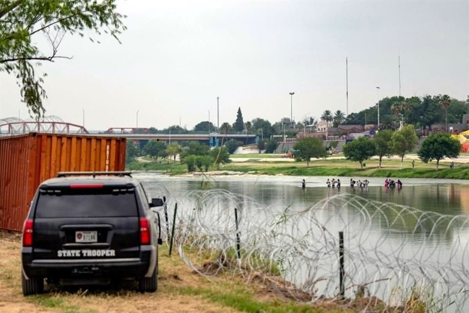 Migrantes intentan cruzar el Río Grande y entrar a Estados Unidos desde México.