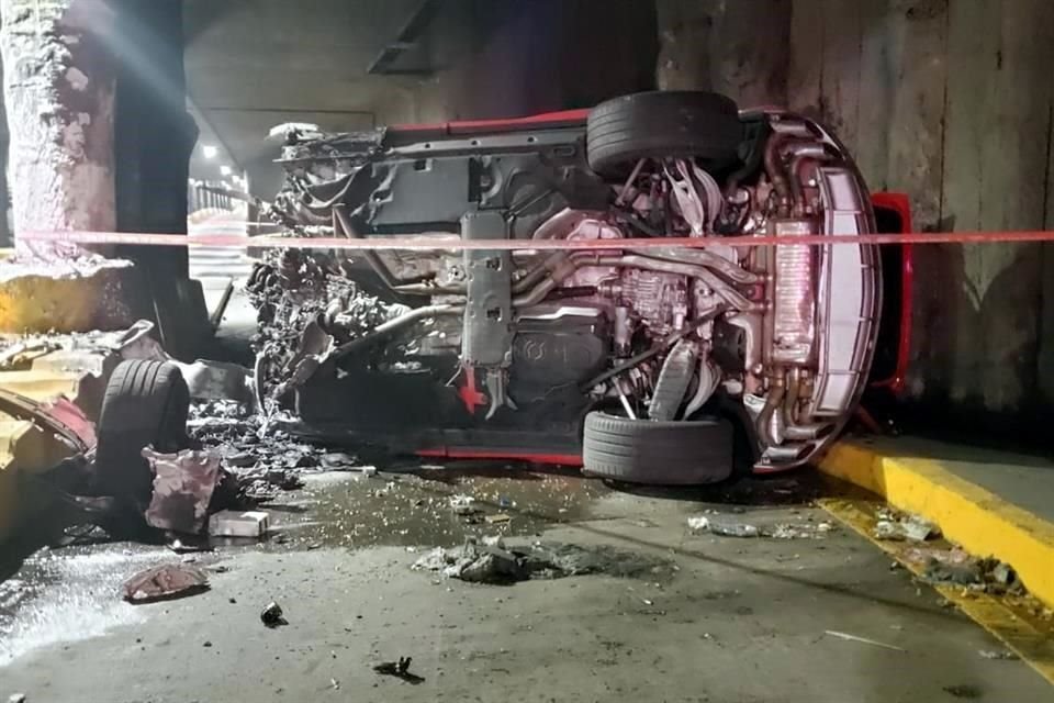 Una persona que conducía un Lamborghini chocó durante la madrugada de este domingo en el túnel de la Avenida Américas, y murió carbonizada.