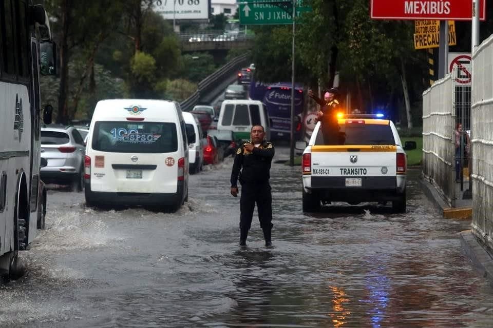 La Avenida Insurgentes Norte, a la altura de Indios Verdes, se inundó por las fuertes lluvias de este domingo.