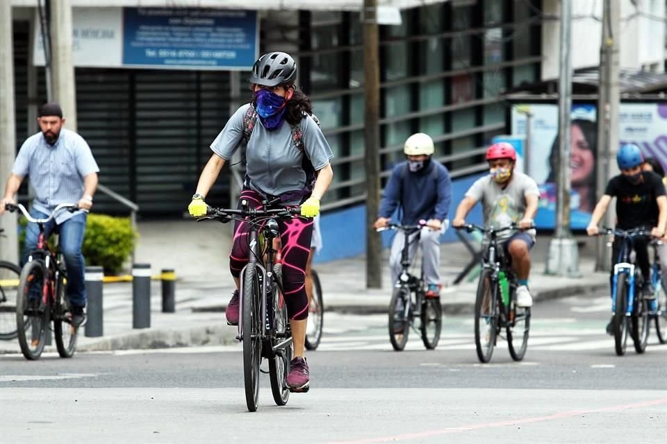 Las mascarillas en los rostros de la mayoría de ciclistas indican que la pandemia aún no termina.