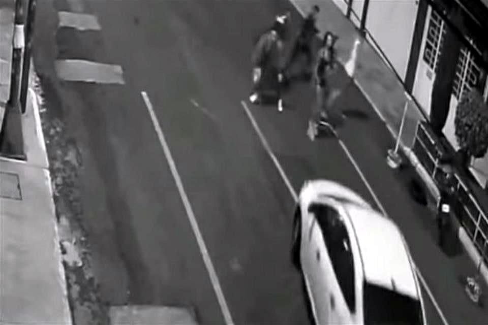 El conductor de un auto atropelló a dos mujeres, en la Colonia Viaducto Piedad, en la Alcaldía Iztacalco.