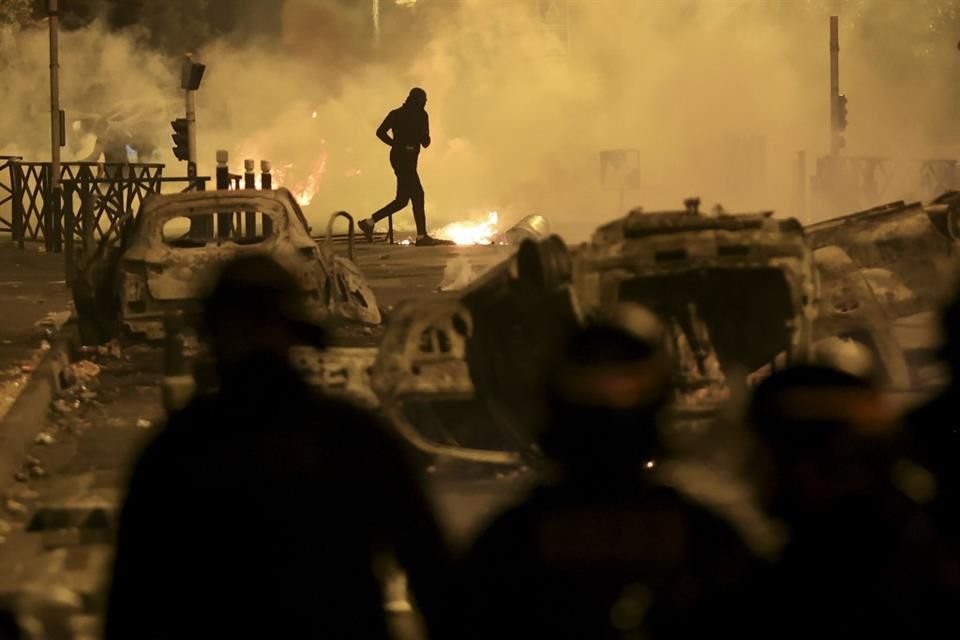 Un manifestante durante la tercera noche de protestas tras el asesinato de un joven por un policía, en Francia, el 30 de junio.