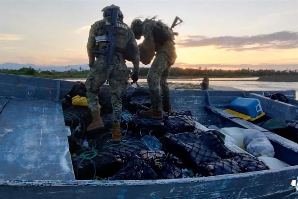 La Semar aseguró frente a las costas de Acapulco, Guerrero, 2.4 toneladas de cocaína en 84 bultos que fueron dejados en altamar.