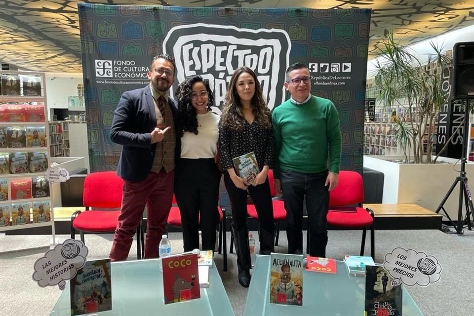 El ilustrador Alex Herrerías; las editoras Eréndira Guzmán y Susana Figueroa, y Horacio de la Rosa, coordinador del área de obras para niñas y niños del FCE durante la presentación de la colección.