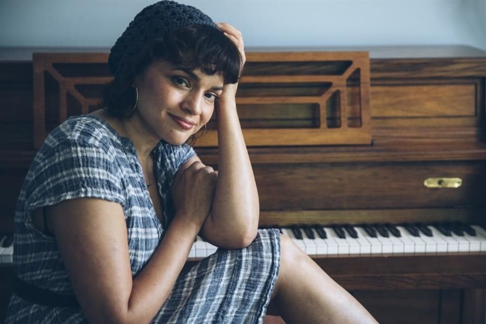 A una década de haberlo lanzado, Norah Jones analiza el disco más arriesgado y sorpresivo de su carrera: 'Little Broken Hearts'.