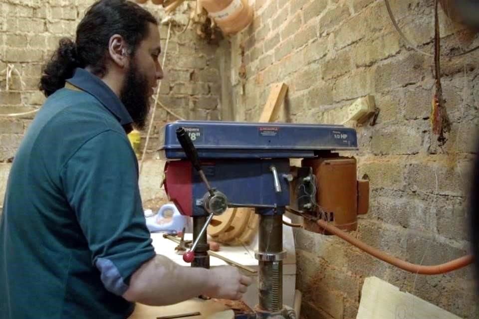 Con unas plantillas especiales, Sergio Ortega corta la madera con la que elabora sus instrumentos manipulando él mismo las máquinas.