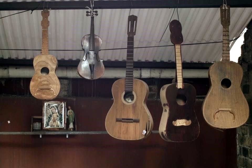 La gama de instrumentos de la Laudería Ortega, su taller, se ha ampliado con ukelele y guitarras clásicas.