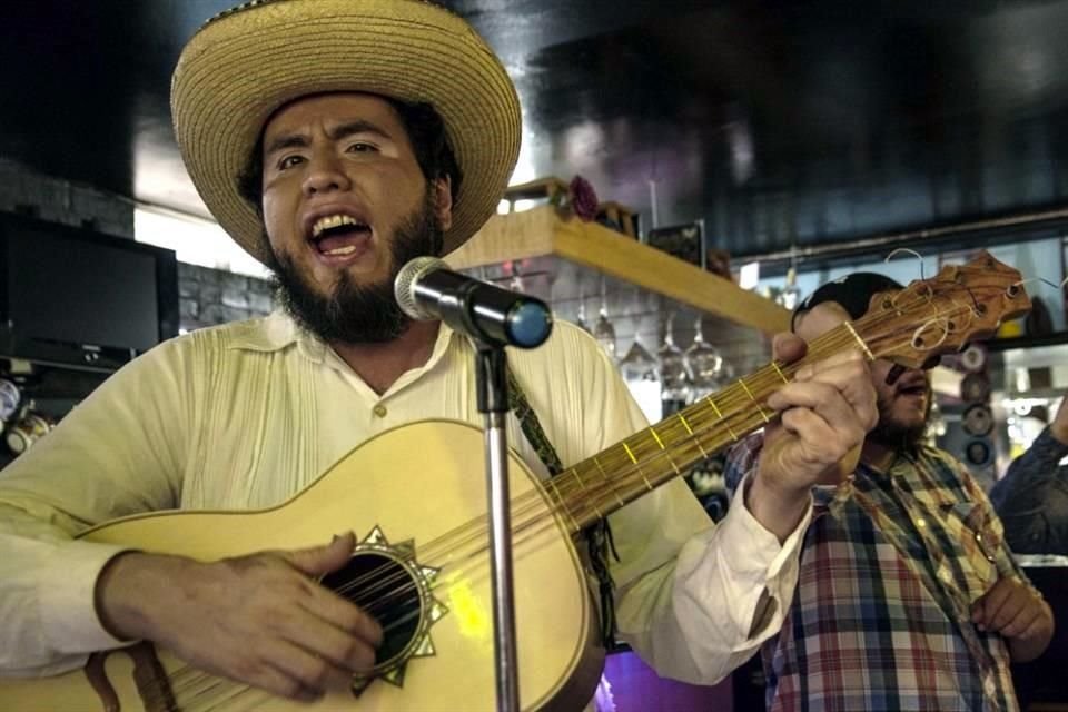 La fabricación de instrumentos acercó a Sergio Ortega al ambiente de la música tradicional y de ahí ya no ha salido; toca la jarana y la guitarra quinta huapanguera.