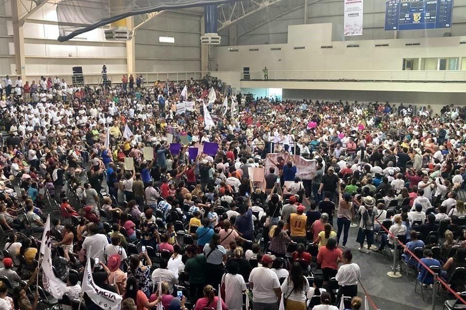 Claudia Sheinbaum se reúne con más de 3 mil simpatizantes de diversos municipios en el Polideportivo Tigres.