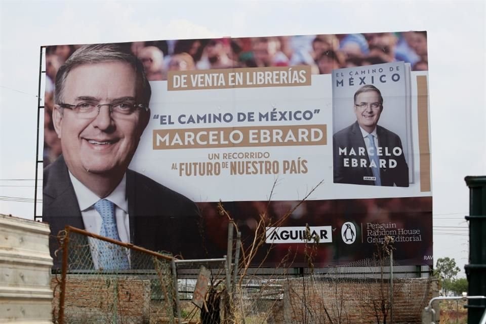 Publicidad de Marcelo Ebrad en Periférico y Calle Cocula, en la Colonia Coyula, en Tonalá.