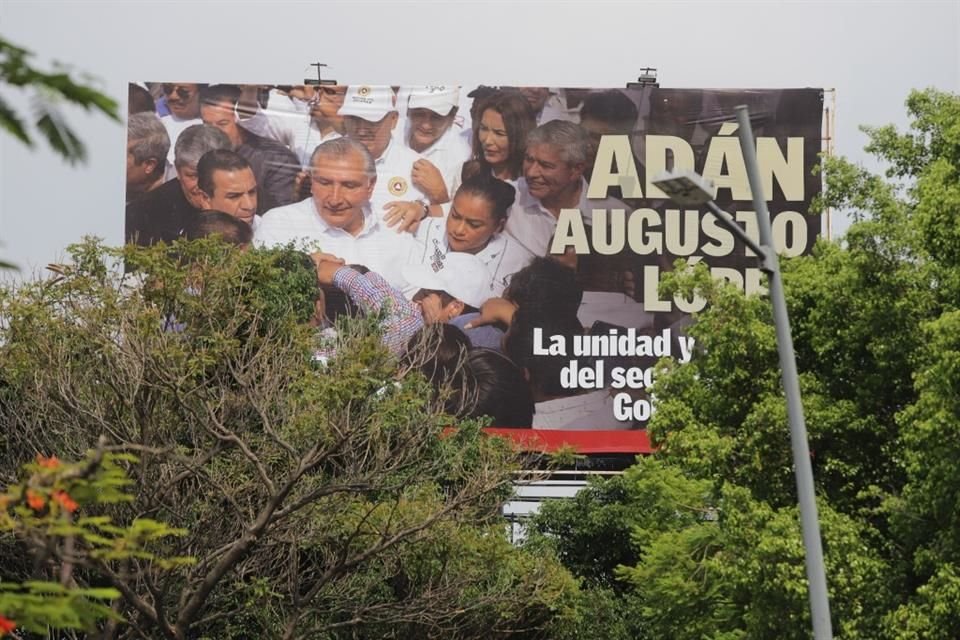 Otro espectacular de Adán Augusto López está en la glorieta de Avenida México y Avenida López Mateos.