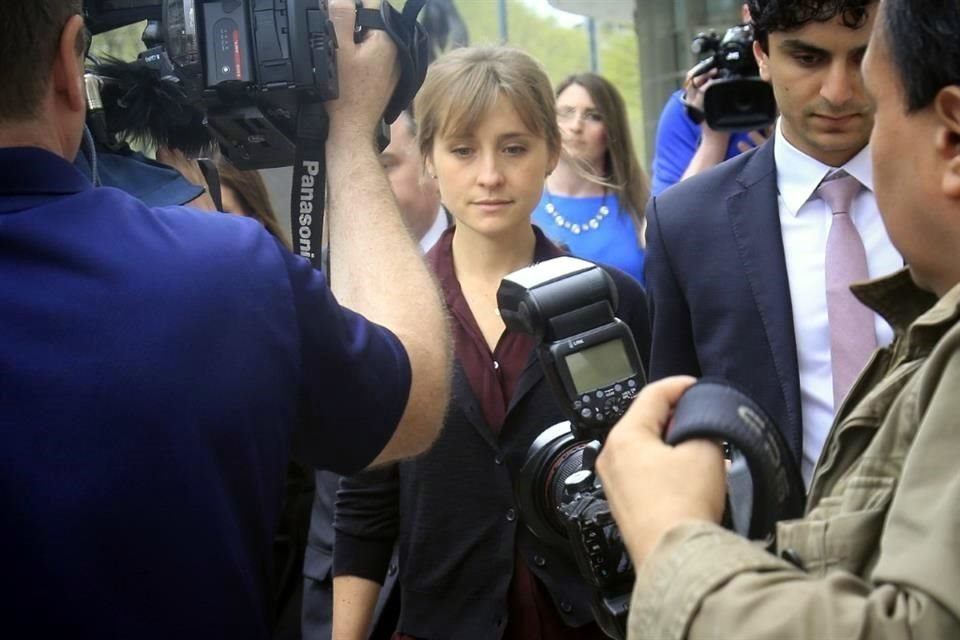 La actriz Alison Mack, culpable por su participación en un caso de tráfico sexual, cumplió su condena y ya fue liberada de prisión.