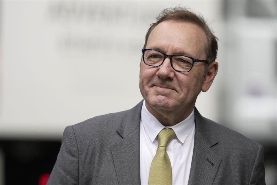 Dos presuntas víctimas de Kevin Spacey declararon que el actor los hostigó en distintos eventos sociales; a uno le tocó los genitales.