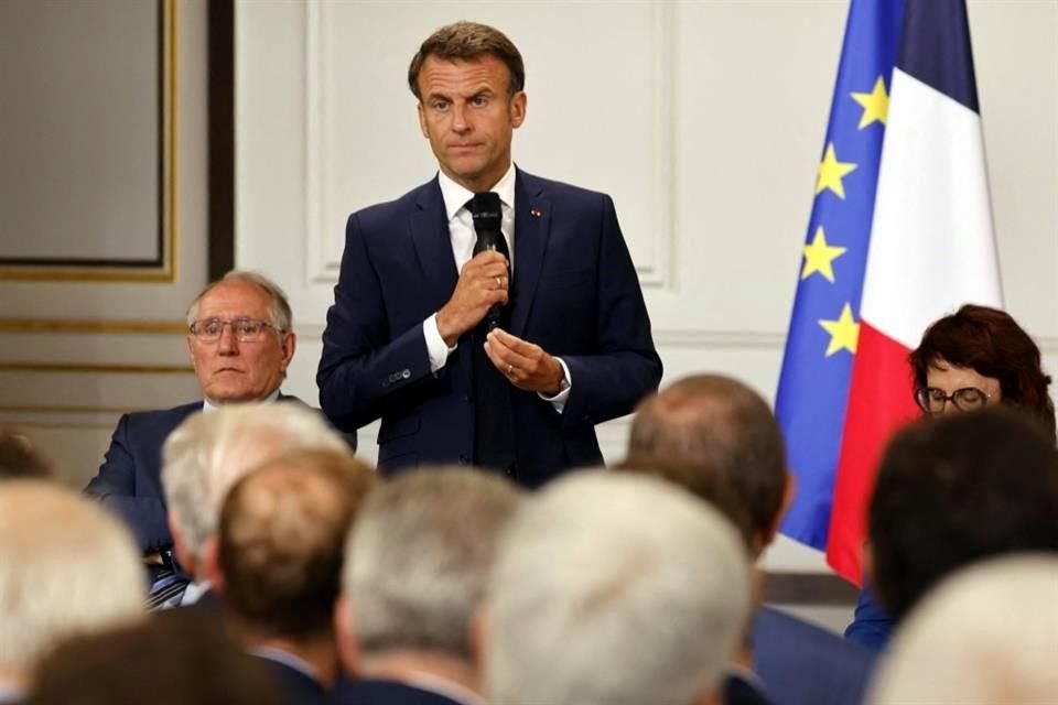 El Presidente Emmanuel Macron habló de la posibilidad de 'regular o cortar' las redes sociales en los casos más extremos.