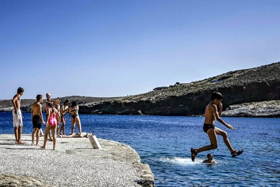 Autoridades reportan ataques de tiburones a vacacionistas en playas de Estados Unidos.