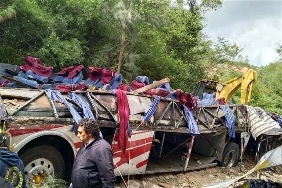 Un autobús de pasajeros cayó en un barranco en la Mixteca de Oaxaca, lo que provocó la muerte de al menos 26 personas.