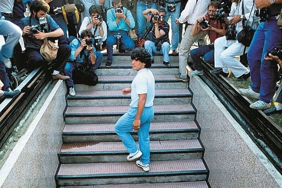 El 5 de julio de 1984, Diego Armando Maradona fue presentado ante 80 mill hinchas en el Estadio San Paolo como refuerzo de lujo del Napoli.